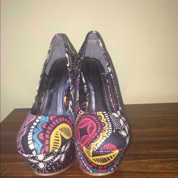 Shoes - Colorful printed wedges.